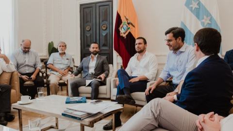 El vicealcalde de Guayaquil, Josué Sánchez, en una reunión con el equipo de transición de Aquiles Álvarez, el 28 de febrero de 2023.