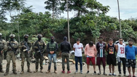 Personal de las Fuerzas Armadas capturó a nueve presuntos integrantes de Los Lobos en Ponce Enríquez, el 7 de marzo de 2023. 