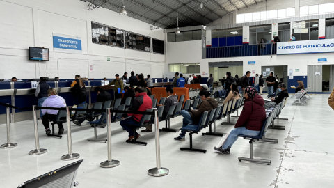 Las personas esperan el turno para matricular su vehículo en el centro del Bicentenario, en Quito. 