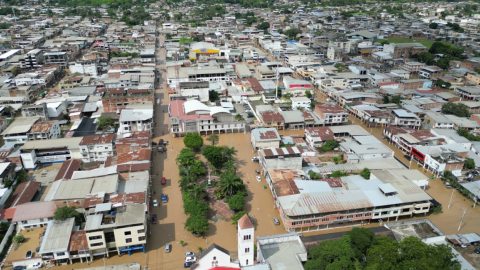 Panorámica de las calles céntricas de Chone, totalmente inundadas, el 7 de marzo de 2023. 