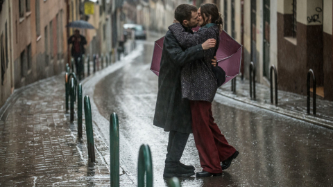 'Eres tú' cuenta cómo Lucía y Javier se meten en un gran embrollo llamado 'amor a primera vista'.