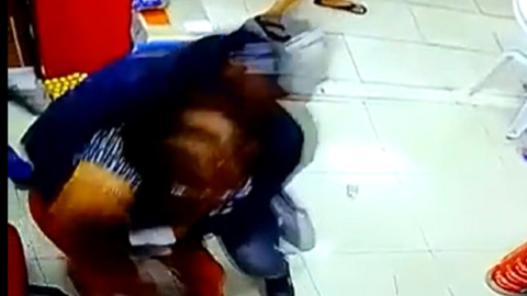 Captura del video de seguridad en que se muestra el secuestro de una comerciante en Guayaquil, el 7 de marzo de 2023. 