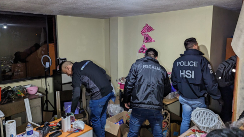 Agentes allanan el domicilio del implicado, en el norte de Quito. 