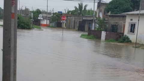 El kilómetro 44 de la vía a la costa se inundó por el desbordamiento de un canal que aisló a 70 personas en Progreso, Guayas. 