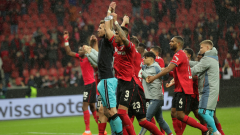 Piero Hincapié celebra con sus compañeros del Bayer Leverkusen el triunfo frente al Ferencvaros por la Europa League, el 9 de marzo de 2023.