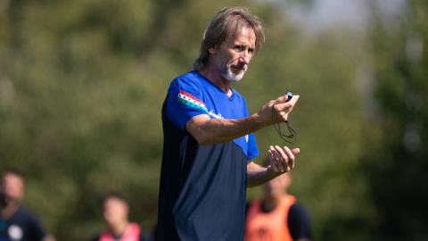 El director técnico, Ricardo Gareca, durante el entrenamiento del 8 de marzo con Vélez Sarsfield.