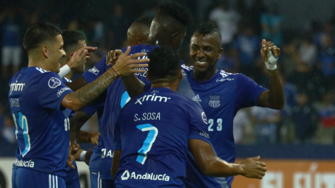 Los jugadores de Emelec festejan uno de los goles anotados ante Deportivo Cuenca en la primera fase de la Sudamericana, el 9 de marzo de 2023.