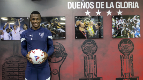 José Angulo posa con una pelota en el Centro de Alto Rendimiento de Liga, en Pomasqui. 