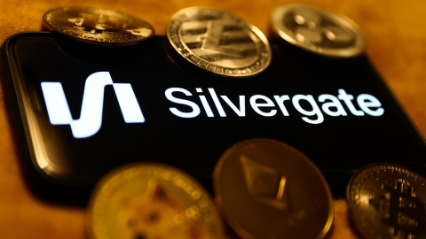 Logo del banco Silvergate Bank, junto a la criptomoneda bitcoin, el 29 de enero de 2023. 