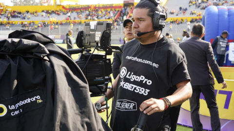 Un camarógrafo, durante el partido de Aucas ante El Nacional, el 26 de febrero de 2023.