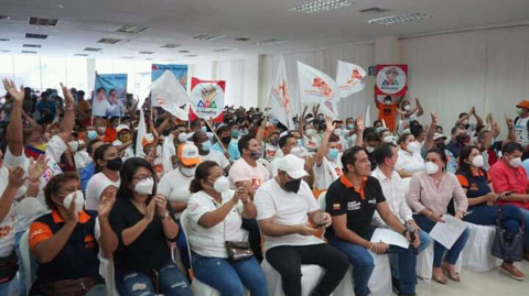 Reunión del movimiento ADN, con presencia del asambleísta Ronny Aleaga (de negro).