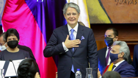 Guillermo Lasso y Lenín Moreno durante el cambio de mando presidencial, el 24 de mayo de 2021, en Quito.