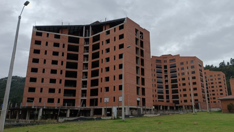 Cinco torres de ocho pisos del fideicomiso Rieles de Monay, en Cuenca, el 11 de marzo de 2023. 