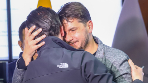 Momento en que Mauricio Martínez se reencuentra con su familia tras el secuestro express.