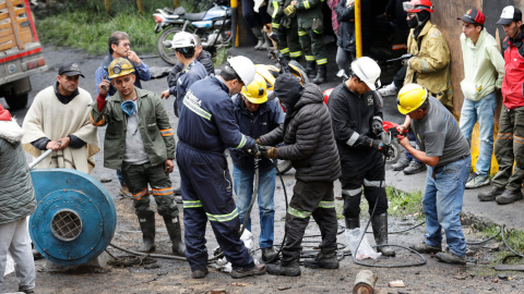 Personal de Defensa Civil en el rescate de los mineros atrapados en Colombia, el 15 de marzo de 2023. 