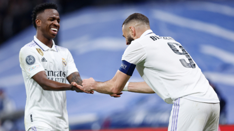 Vinicius Jr. y Karim Benzema celebran en la victoria del Real Madrid ante el Liverpool por la Champions League, el 15 de marzo de 2023.