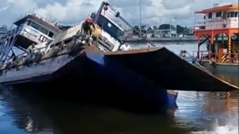 Momentos en que la gabarra, que transportaba vehículos, se volcó en un muelle de Guayaquil, el 16 de marzo de 2023. 