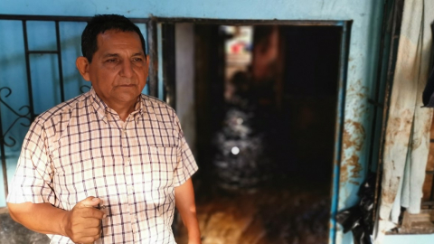 Néstor Guerrero, en el portal de su casa de San Eduardo, afectada por un deslave en Guayaquil.