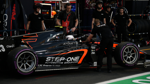 El piloto Juan Manuel Correa en los pits del Gran Premio de Arabia Saudita de la Fórmula 2, el 17 de marzo de 2023.