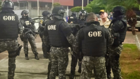 Agentes del GOE llegaron al Hospital Guasmo Sur de Guayaquil, tras una alerta de incursión armada la noche del 17 de marzo de 2023.