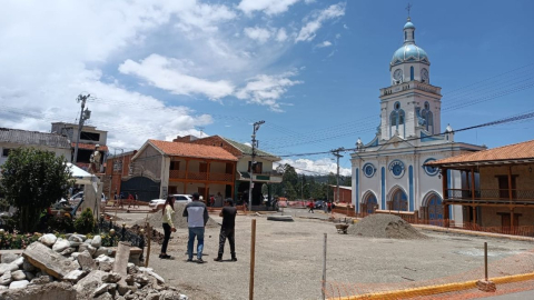 Plaza central de la parroquia Checa,  en Cuenca, en donde hay un alto índice de migración. 