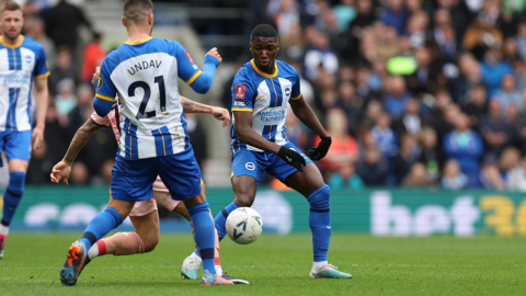 El ecuatoriano, Moisés Caicedo, domina una pelota en el partido del Brighton ante Grimsby Town, por la FA Cup.