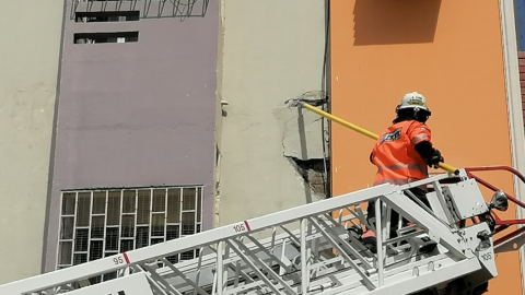 Un bombero trabaja en un edificio impactado por el sismo, en Guayaquil, el 19 de marzo de 2023. 