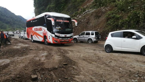 Los vehículos circulan por un tramo parcialmente abierto en la vía Alóag - Unión del Toachi, este 19 de marzo.