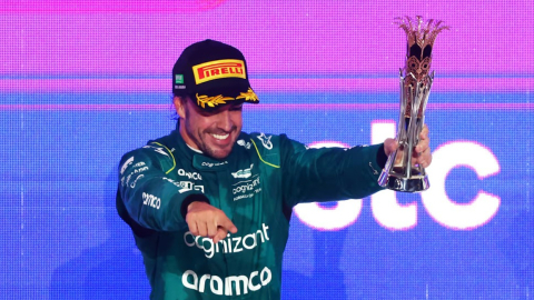 El piloto español Fernando Alonso festeja el tercer lugar y su podio 100 en el GP de Arabia Saudita, el 19 de marzo de 2023.