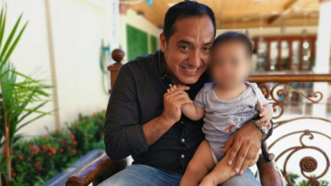 Gustavo Bustamante, de 44 años, rescató a su hija Ceci, de 9 meses, en un edificio que colapsó en el terremoto del 18 de marzo de 2023, en Pasaje, El Oro.