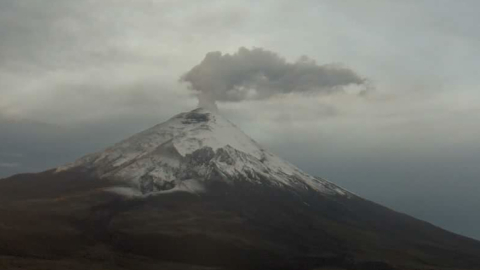 Panorámica del volcán Cotopaxi, la mañana del 21 de marzo de 2023. 