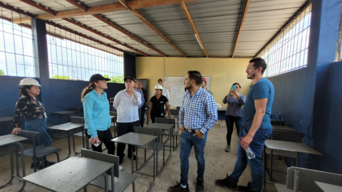 La ministra de Educación, María Brown, durante un recorrido por una escuela fiscal en El Oro, el 24 de marzo de 2023. 