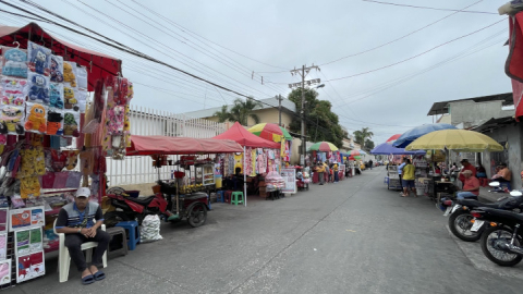 Imagen referencial. Vendedores informales en los exteriores de la Maternidad del Guasmo. Guayaquil, 18 de julio de 2022.