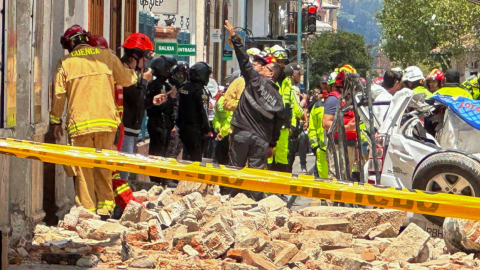 Un vehículo y una mujer quedaron atrapados bajo los escombros en la calle Tarqui, en Cuenca, el 18 de marzo de 2023. 