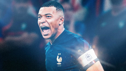 El jugador francés Kylian Mbappé con banda de capitán de su selección.