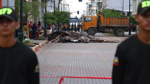 Escombros en una avenida de Machala, tras el terremoto del 18 de marzo de 2023.