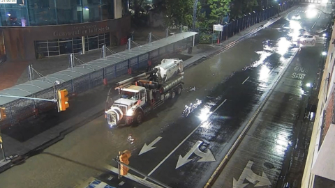 Un camión de Interagua tratando de desfogar el agua desbordada del río Guayas, en el Malecón de Guayaquil, 21 de marzo de 2023. 