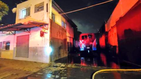 Vista trasera del bus incendiado en Guayaquil, el 22 de marzo de 2023. 