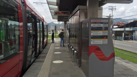 El tranvía pasa por la parada El Salado, en el sur de Cuenca, el 11 de febrero de 2021. 