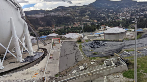 Petroecuador estabiliza la zona de acceso a las esferas de gas doméstico, del Terminal Cuenca, el 22 de marzo de 2023. 