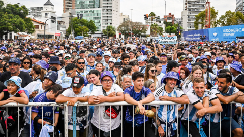 Miles de hinchas argentinos llegan hasta el estadio Monumental en Buenos Aires, el 23 de marzo de 2023.