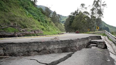 La vía Guamote-Alausí, afectada por la temporada invernal 2023.