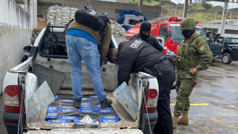 Durante un control, militares hallaron un doble fondo en una camioneta que transportaba 129 paquetes de droga, este 23 de marzo de 2023.