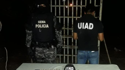 Imagen referencial. Dos policías de la unidad de Inteligencia en un operativo, en Manabí. 