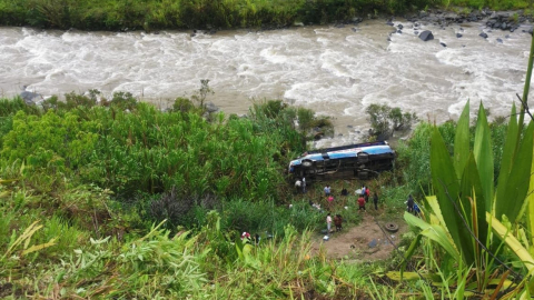 Imagen del bus de transporte público accidentado en Cotacachi, Imbabura, el 24 de marzo de 2023. 