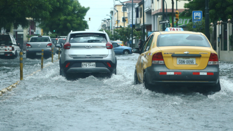 Sectores del centro-sur de Guayaquil amanecieron inundados el 23 de marzo de 2023, tras las fuertes lluvias. 