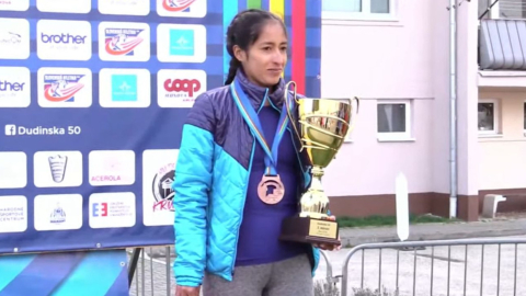 Magaly Bonilla recibe su medalla en el podio del campeonato Dudinská de Eslovaquia, el 25 de marzo de 2023.