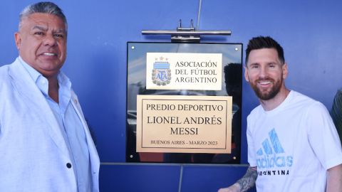 Claudio Tapia, presidente de la AFA, junto a Lionel Messi en el complejo deportivo de Ezeiza, el 25 de marzo de 2023.