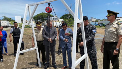 Juan Zapata, ministro del Interior, en el arranque de la construcción de la UVC de Machala para la Policía.