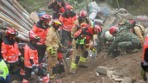 Bomberos y militares en tareas de rescate en Alausí, tras el deslizamiento de tierra, el 27 de marzo de 2023. 